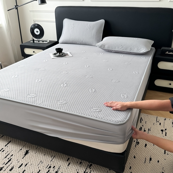 91家纺网 家纺一手货源 找家纺 卡罗兰 2025新款豆豆凉席小冰熊床裙床笠款 绅士灰-床笠