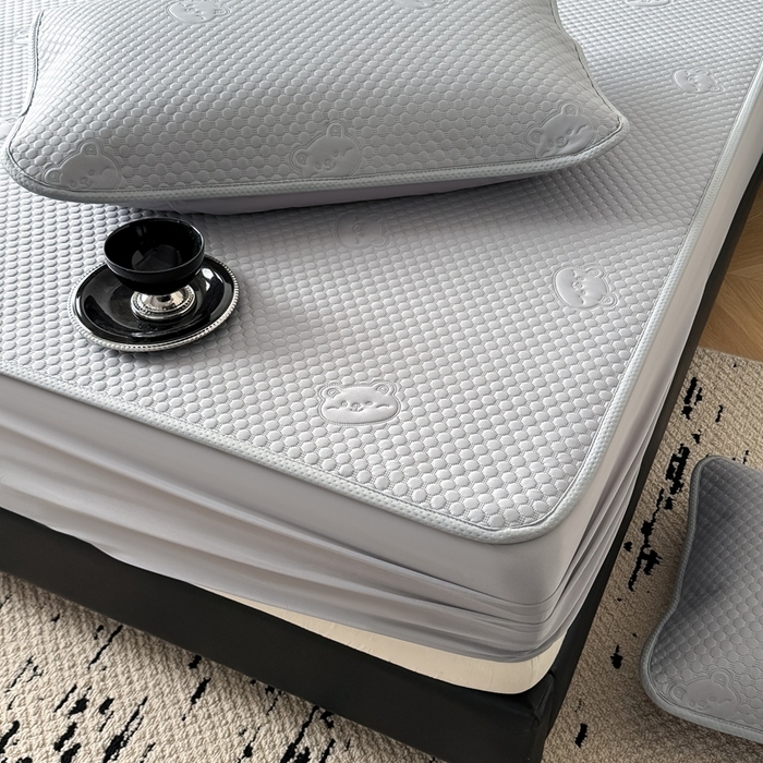 91家纺网 家纺一手货源 找家纺 卡罗兰 2025新款豆豆凉席小冰熊床裙床笠款 绅士灰-床笠