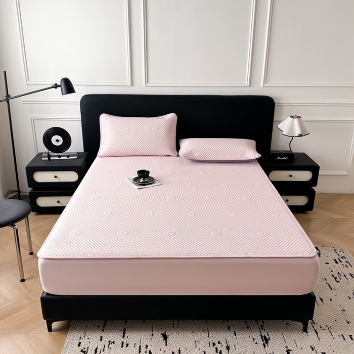 91家纺网 家纺一手货源 找家纺 卡罗兰 2025新款豆豆凉席小冰熊床裙床笠款 樱花粉-床笠