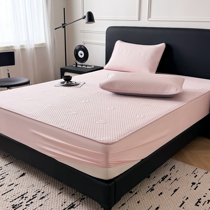 91家纺网 家纺一手货源 找家纺 卡罗兰 2025新款豆豆凉席小冰熊床裙床笠款 樱花粉-床笠