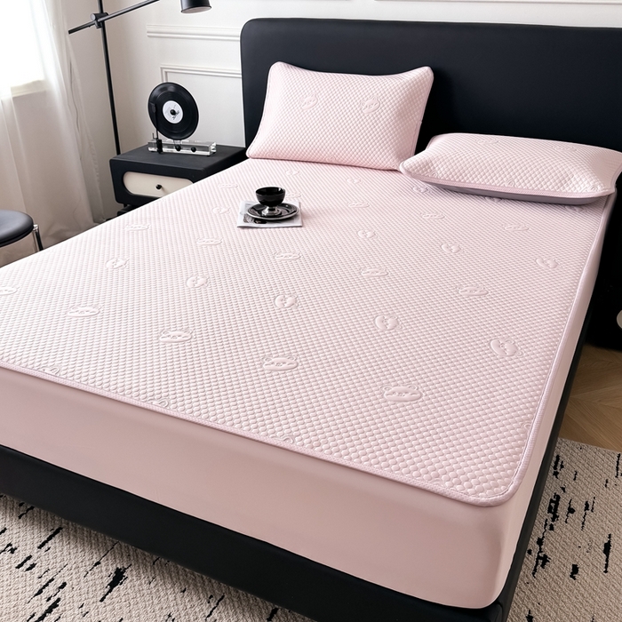 91家纺网 家纺一手货源 找家纺 卡罗兰 2025新款豆豆凉席小冰熊床裙床笠款 樱花粉-床笠