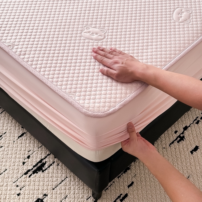 91家纺网 家纺一手货源 找家纺 卡罗兰 2025新款豆豆凉席小冰熊床裙床笠款 樱花粉-床笠