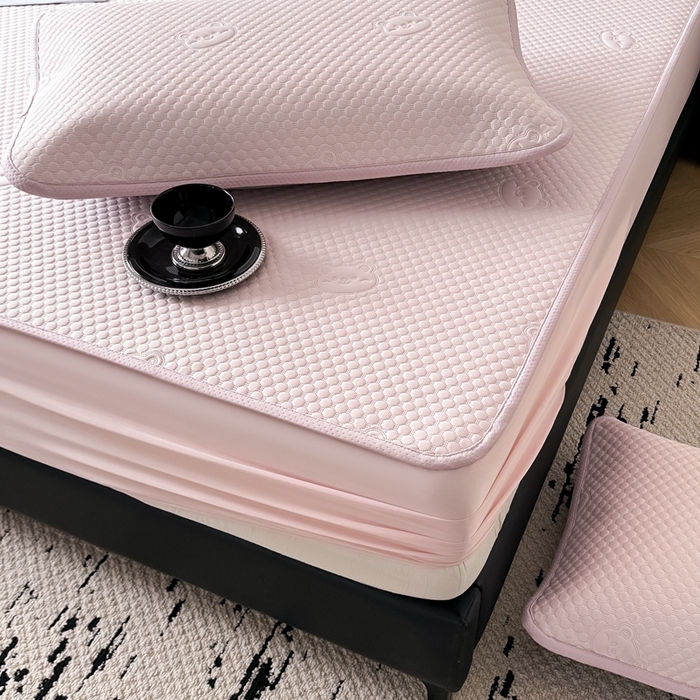 91家纺网 家纺一手货源 找家纺 卡罗兰 2025新款豆豆凉席小冰熊床裙床笠款 樱花粉-床笠