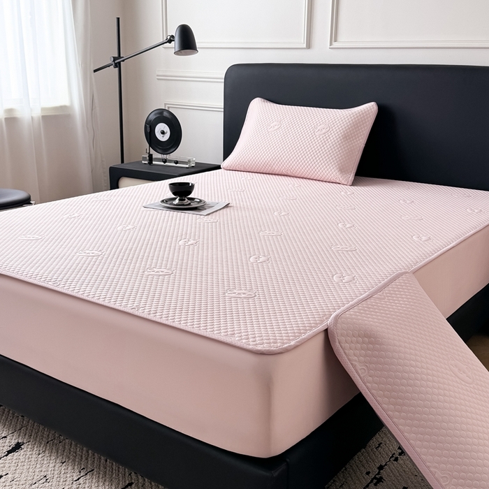 91家纺网 家纺一手货源 找家纺 卡罗兰 2025新款豆豆凉席小冰熊床裙床笠款 樱花粉-床笠