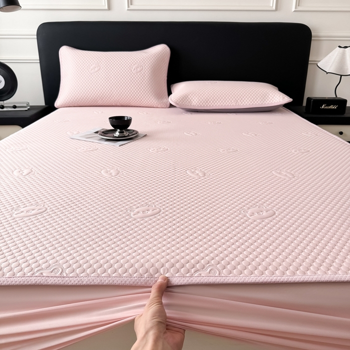 91家纺网 家纺一手货源 找家纺 卡罗兰 2025新款豆豆凉席小冰熊床裙床笠款 樱花粉-床笠