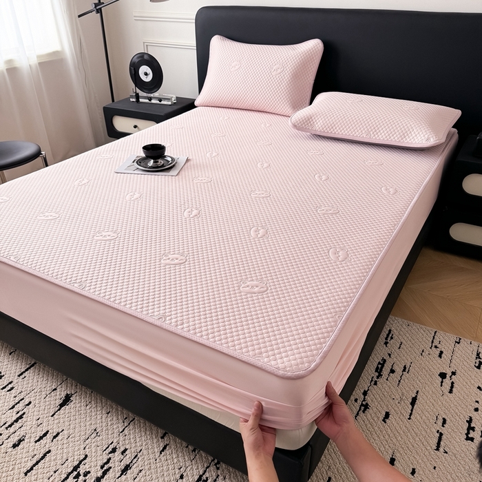 91家纺网 家纺一手货源 找家纺 卡罗兰 2025新款豆豆凉席小冰熊床裙床笠款 樱花粉-床笠