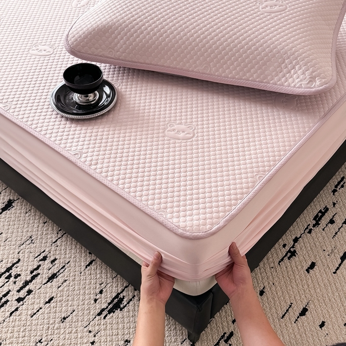 91家纺网 家纺一手货源 找家纺 卡罗兰 2025新款豆豆凉席小冰熊床裙床笠款 樱花粉-床笠