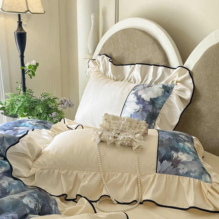 91家纺网 家纺一手货源 找家纺 宅家居 2025新款A类水洗亲肤棉磨毛法式拼接数码印花奶油韩式花边款四件套 绽放