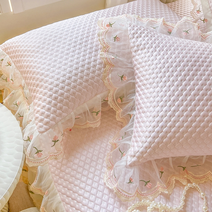 91家纺网 家纺一手货源 找家纺 网红馆（ck家纺） 2025新款凉感蕾丝花边床裙款豆豆席凉席-艾薇儿 艾薇儿-粉