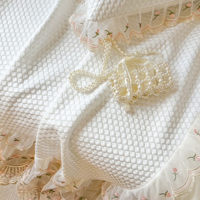 91家纺网 家纺一手货源 找家纺 网红馆（ck家纺） 2025新款凉感蕾丝花边床裙款豆豆席凉席-艾薇儿 艾薇儿-白