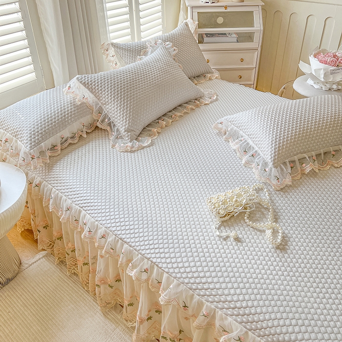 91家纺网 家纺一手货源 找家纺 网红馆（ck家纺） 2025新款凉感蕾丝花边床裙款豆豆席凉席-艾薇儿 艾薇儿-灰