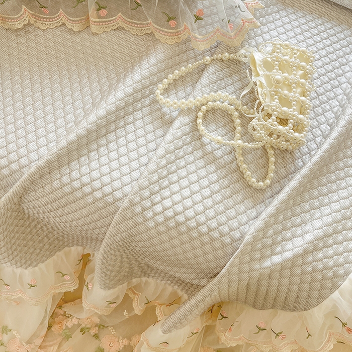 91家纺网 家纺一手货源 找家纺 网红馆（ck家纺） 2025新款凉感蕾丝花边床裙款豆豆席凉席-艾薇儿 艾薇儿-灰