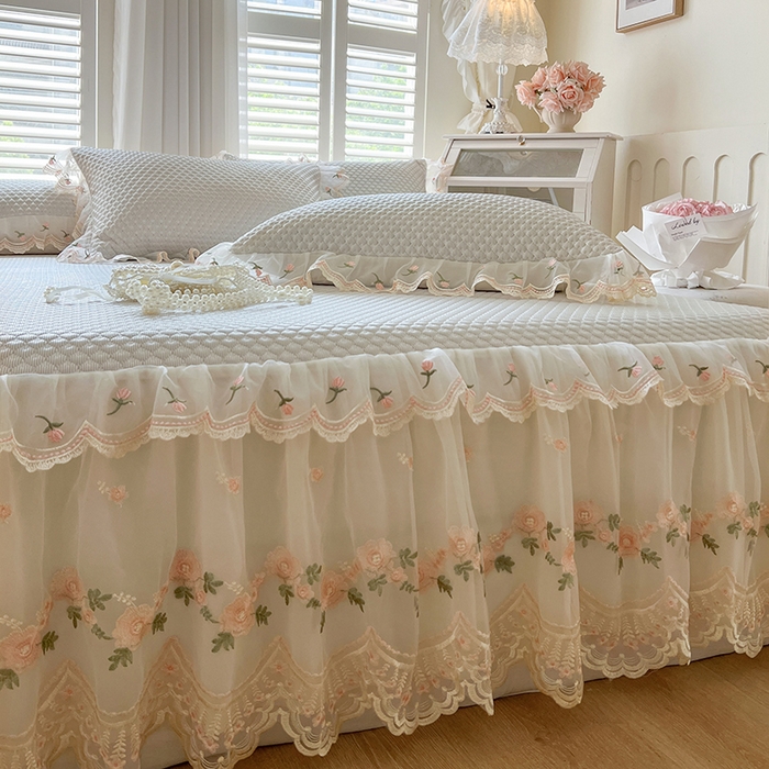 91家纺网 家纺一手货源 找家纺 网红馆（ck家纺） 2025新款凉感蕾丝花边床裙款豆豆席凉席-艾薇儿 艾薇儿-灰