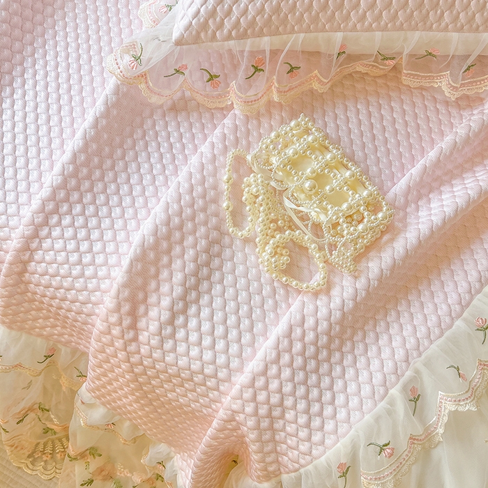 91家纺网 家纺一手货源 找家纺 网红馆（ck家纺） 2025新款凉感蕾丝花边床裙款豆豆席凉席-艾薇儿 艾薇儿-粉