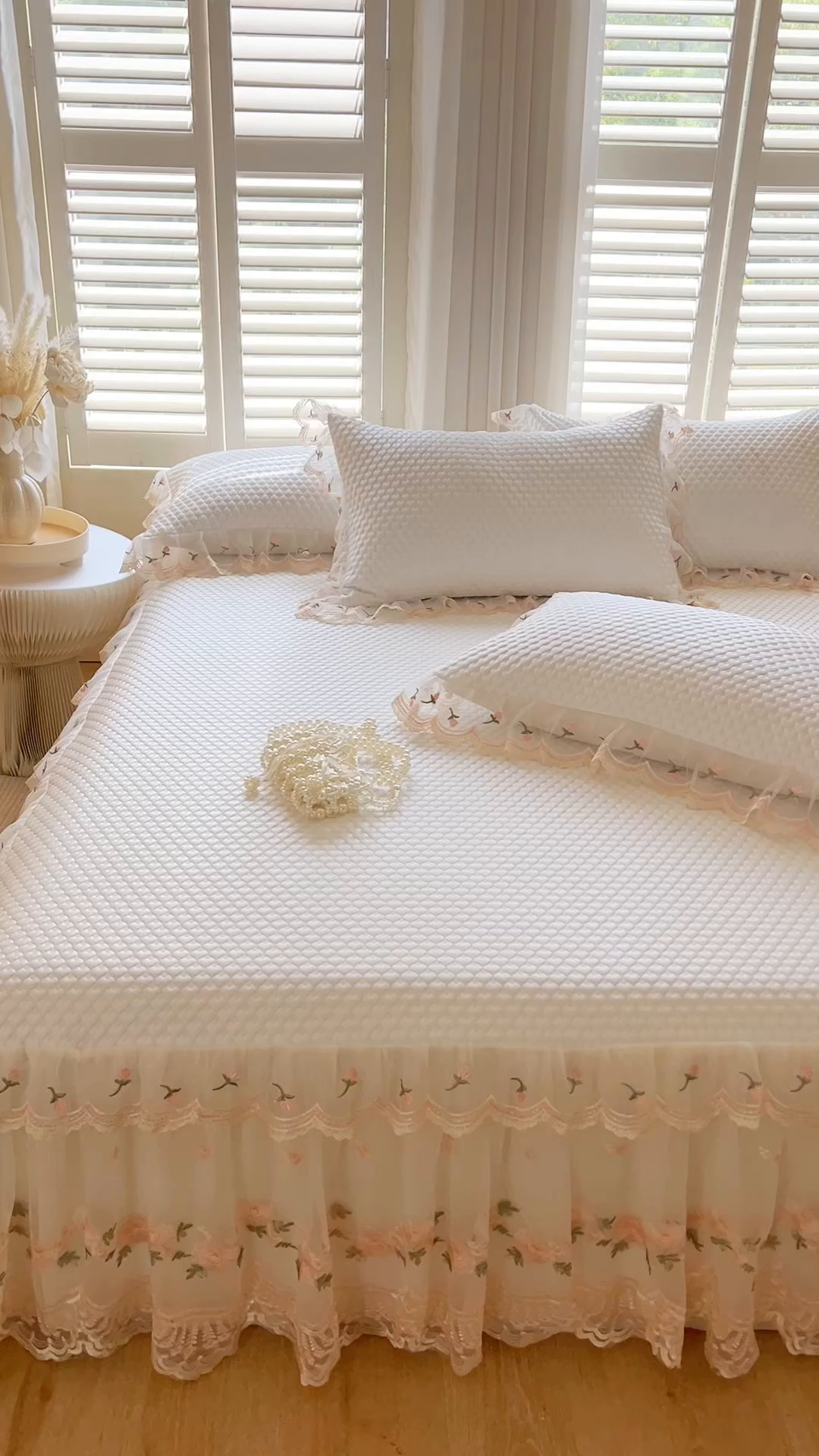 91家纺网 家纺一手货源 找家纺 网红馆（ck家纺） 2025新款凉感蕾丝花边床裙款豆豆席凉席-艾薇儿 艾薇儿-白