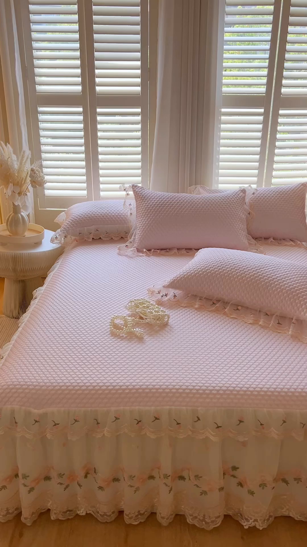 91家纺网 家纺一手货源 找家纺 网红馆（ck家纺） 2025新款凉感蕾丝花边床裙款豆豆席凉席-艾薇儿 艾薇儿-粉