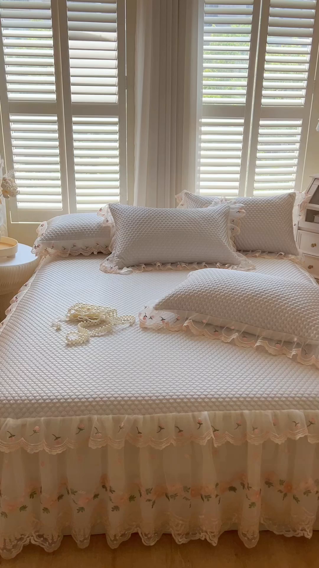 91家纺网 家纺一手货源 找家纺 网红馆（ck家纺） 2025新款凉感蕾丝花边床裙款豆豆席凉席-艾薇儿 艾薇儿-灰