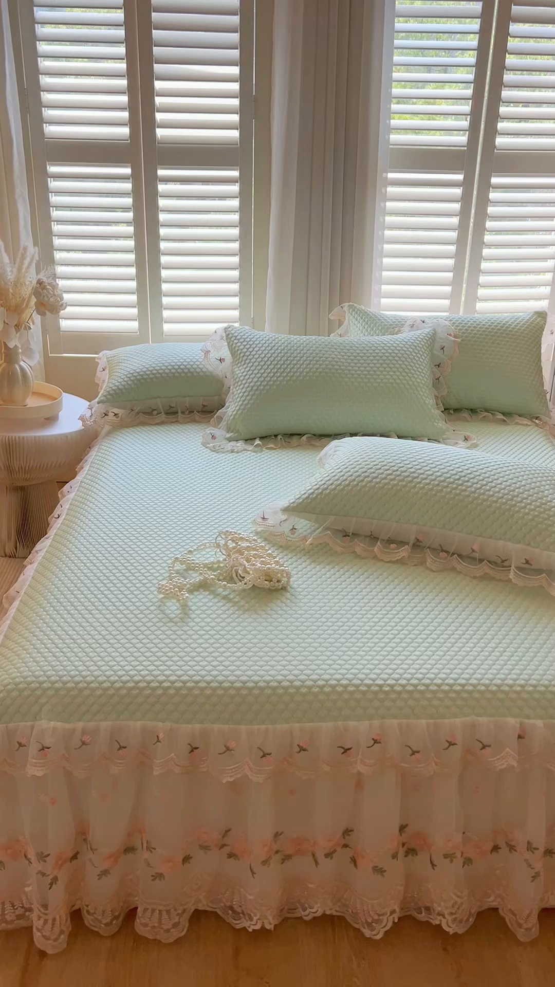 91家纺网 家纺一手货源 找家纺 网红馆（ck家纺） 2025新款凉感蕾丝花边床裙款豆豆席凉席-艾薇儿 艾薇儿-绿