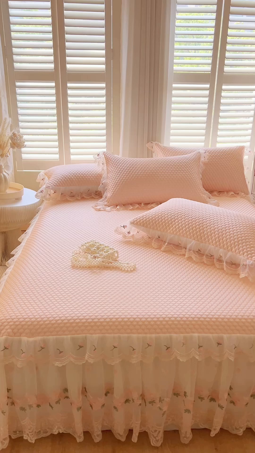 91家纺网 家纺一手货源 找家纺 网红馆（ck家纺） 2025新款凉感蕾丝花边床裙款豆豆席凉席-艾薇儿 艾薇儿-玉