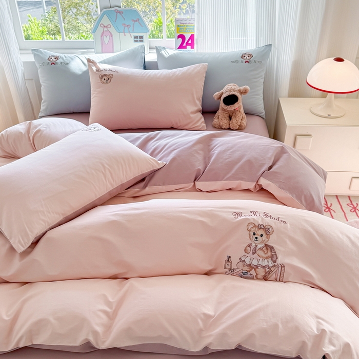 91家纺网 家纺一手货源 找家纺 雲归梦 2025春夏新款全棉纯棉刺绣潮熊学院派系列四件套 雅莱熊