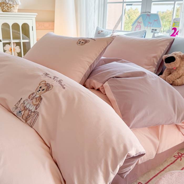 91家纺网 家纺一手货源 找家纺 雲归梦 2025春夏新款全棉纯棉刺绣潮熊学院派系列四件套 雅莱熊