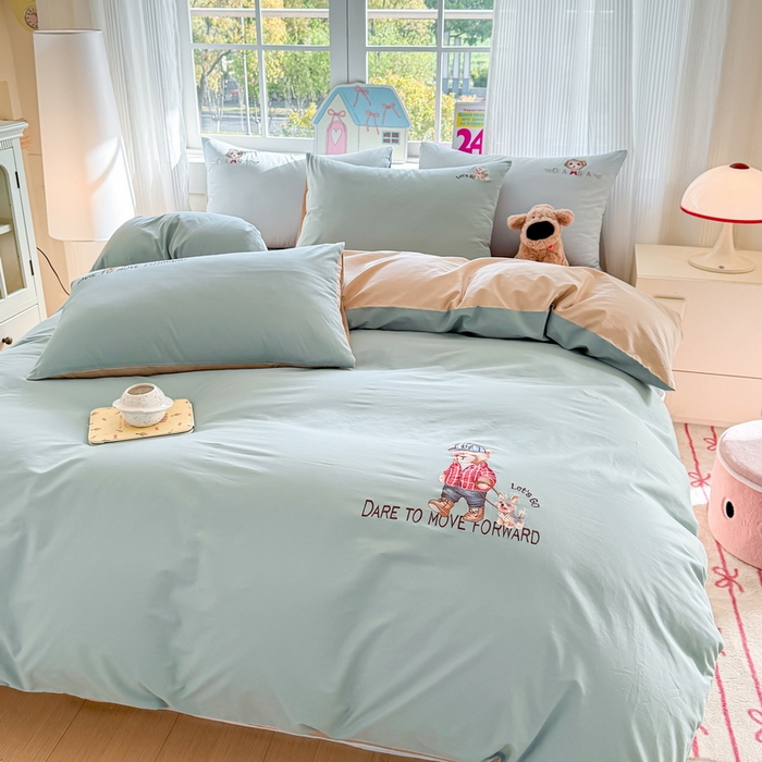 91家纺网 家纺一手货源 找家纺 雲归梦 2025春夏新款全棉纯棉刺绣潮熊学院派系列四件套 比尔熊