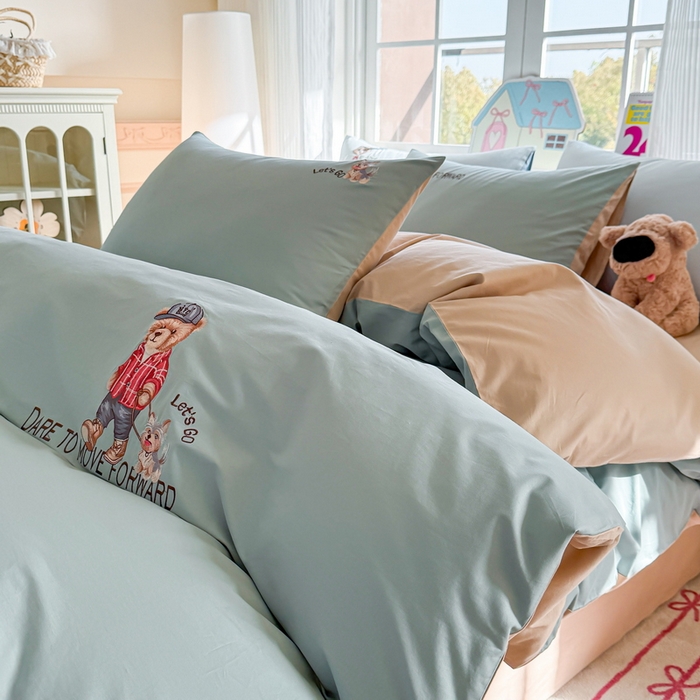 91家纺网 家纺一手货源 找家纺 雲归梦 2025春夏新款全棉纯棉刺绣潮熊学院派系列四件套 比尔熊