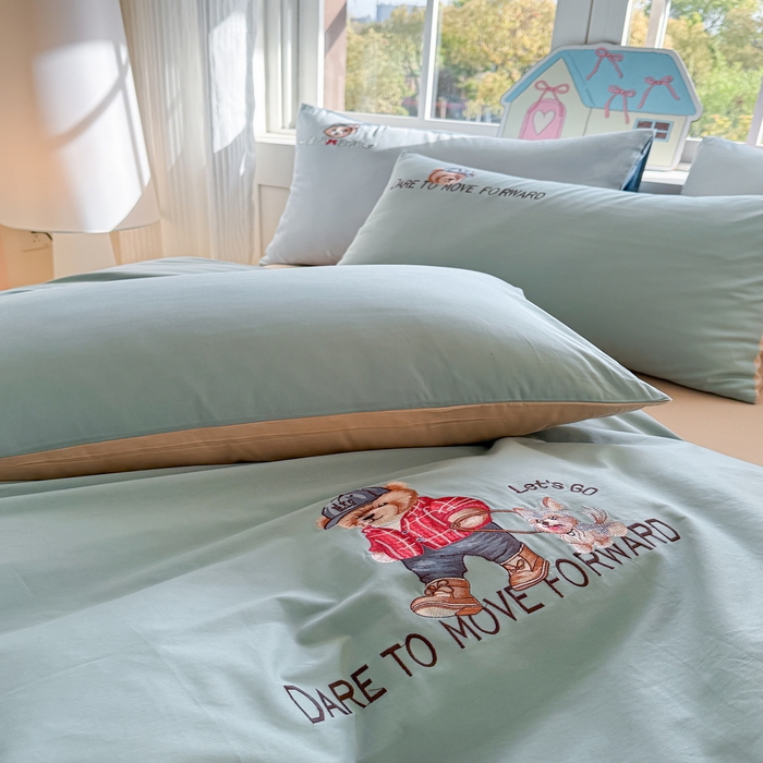 91家纺网 家纺一手货源 找家纺 雲归梦 2025春夏新款全棉纯棉刺绣潮熊学院派系列四件套 比尔熊