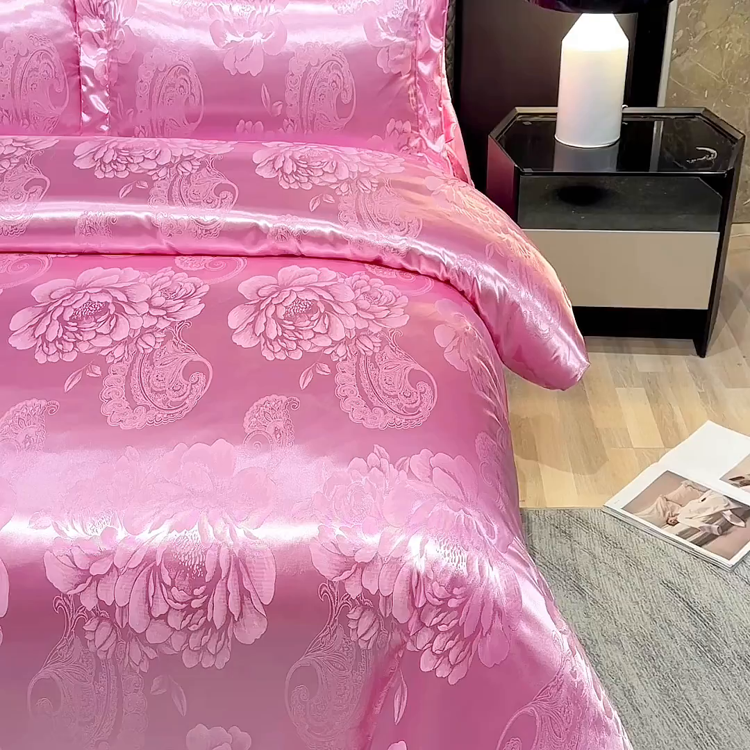 91家纺网 家纺一手货源 找家纺 优美 2025新款高克重贡缎提花四件套系列 花间飞舞-粉红
