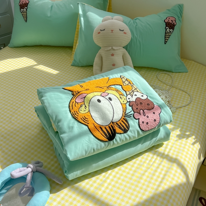 91家纺网 家纺一手货源 找家纺 （总）子钦家纺 2025春夏新款奶油风手包边毛巾绣单夏被夏凉被空调被夏被四件套