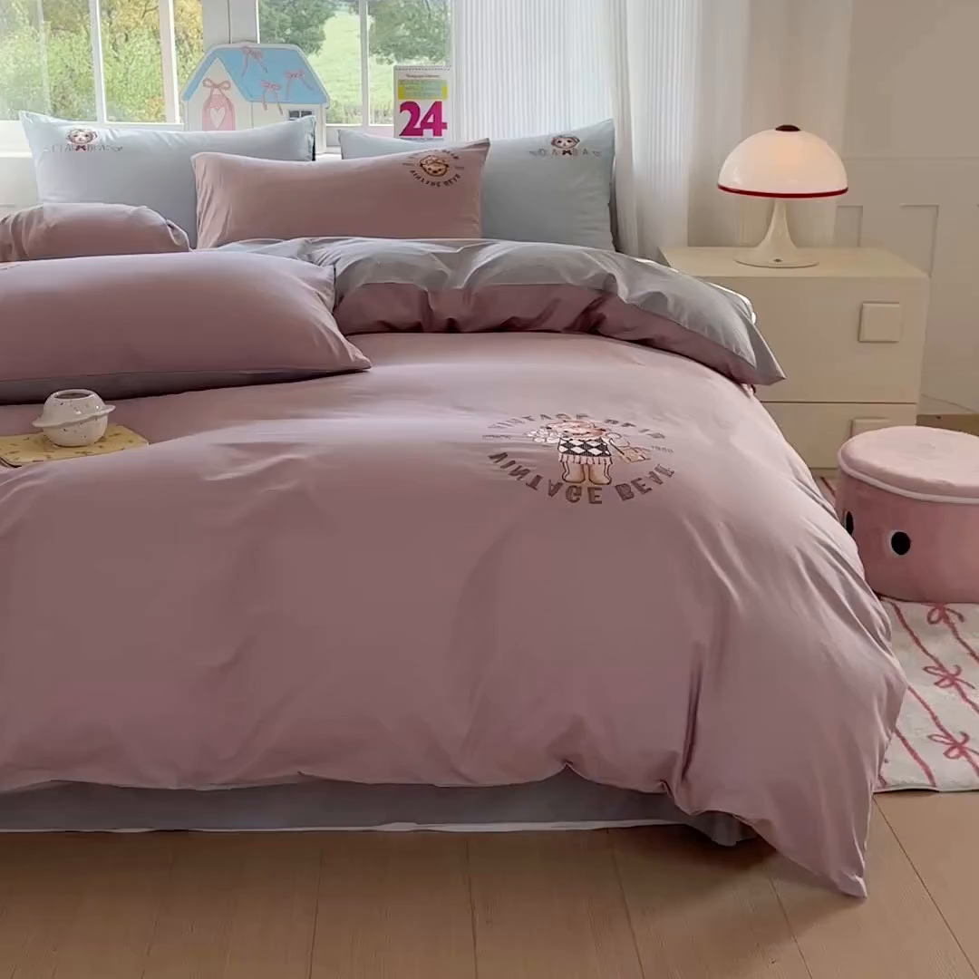 91家纺网 家纺一手货源 找家纺 雲归梦 2025春夏新款全棉纯棉刺绣潮熊学院派系列四件套 肯尼熊