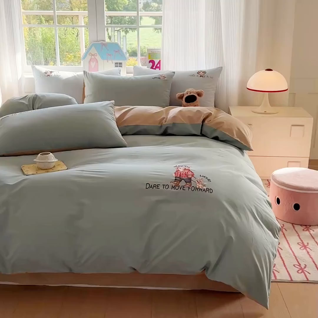 91家纺网 家纺一手货源 找家纺 雲归梦 2025春夏新款全棉纯棉刺绣潮熊学院派系列四件套 比尔熊