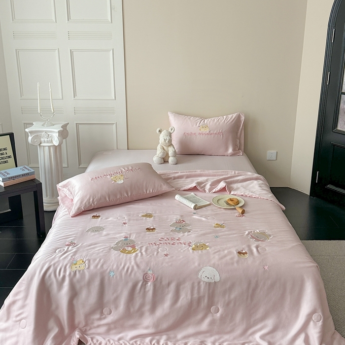 91家纺网 家纺一手货源 找家纺 柚子YOUTH 2025新款60S兰精天丝绣花大豆夏被四件套 甜甜圈小狗