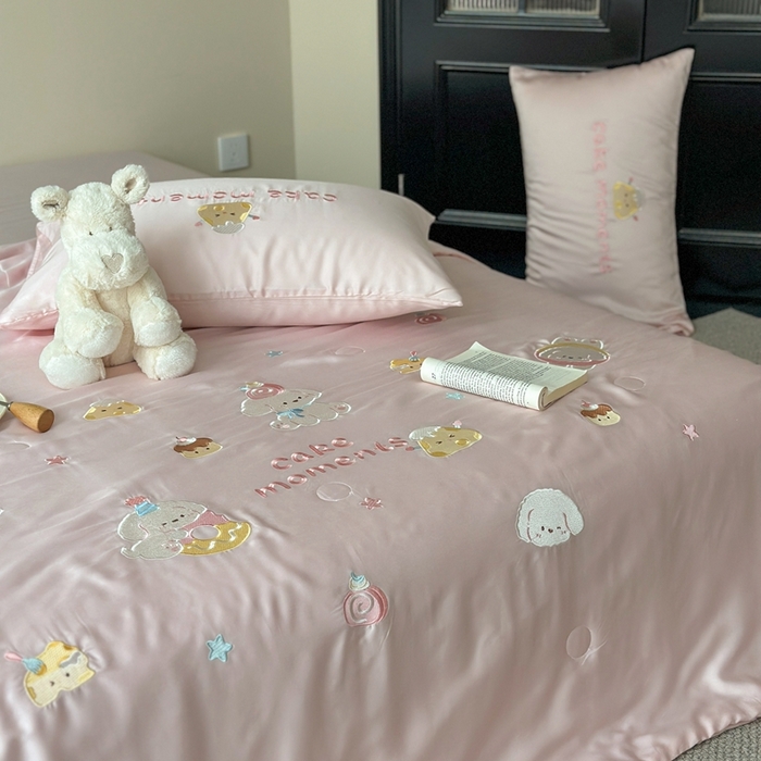 91家纺网 家纺一手货源 找家纺 柚子YOUTH 2025新款60S兰精天丝绣花大豆夏被四件套 甜甜圈小狗