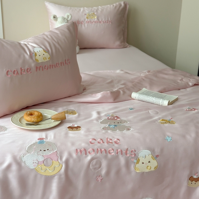 91家纺网 家纺一手货源 找家纺 柚子YOUTH 2025新款60S兰精天丝绣花大豆夏被四件套 甜甜圈小狗