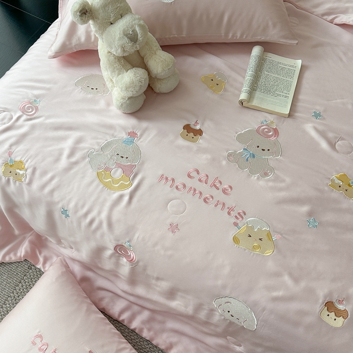 91家纺网 家纺一手货源 找家纺 柚子YOUTH 2025新款60S兰精天丝绣花大豆夏被四件套 甜甜圈小狗