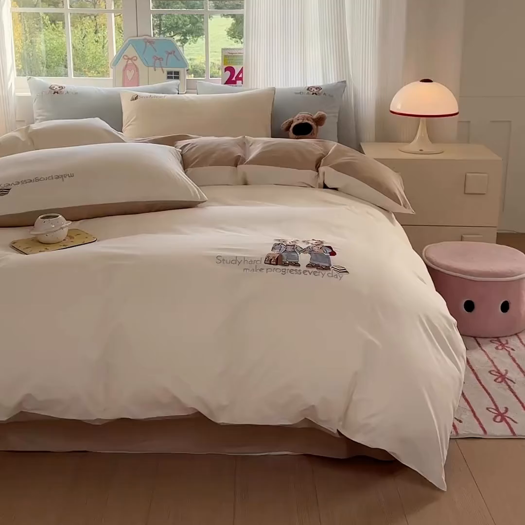 91家纺网 家纺一手货源 找家纺 雲归梦 2025春夏新款全棉纯棉刺绣潮熊学院派系列四件套 学院熊