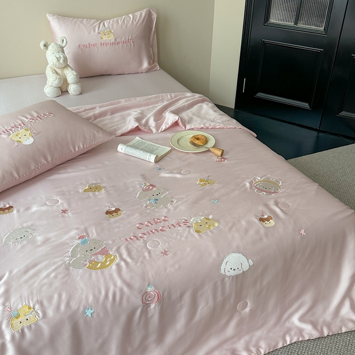 91家纺网 家纺一手货源 找家纺 柚子YOUTH 2025新款60S兰精天丝绣花大豆夏被四件套 甜甜圈小狗