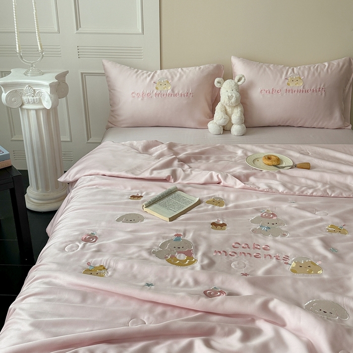 91家纺网 家纺一手货源 找家纺 柚子YOUTH 2025新款60S兰精天丝绣花大豆夏被四件套 甜甜圈小狗