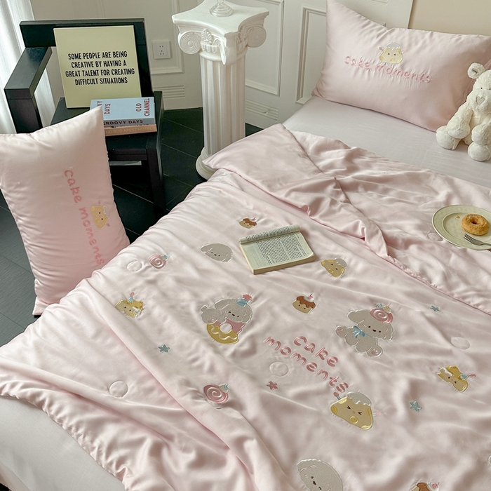 91家纺网 家纺一手货源 找家纺 柚子YOUTH 2025新款60S兰精天丝绣花大豆夏被四件套 甜甜圈小狗