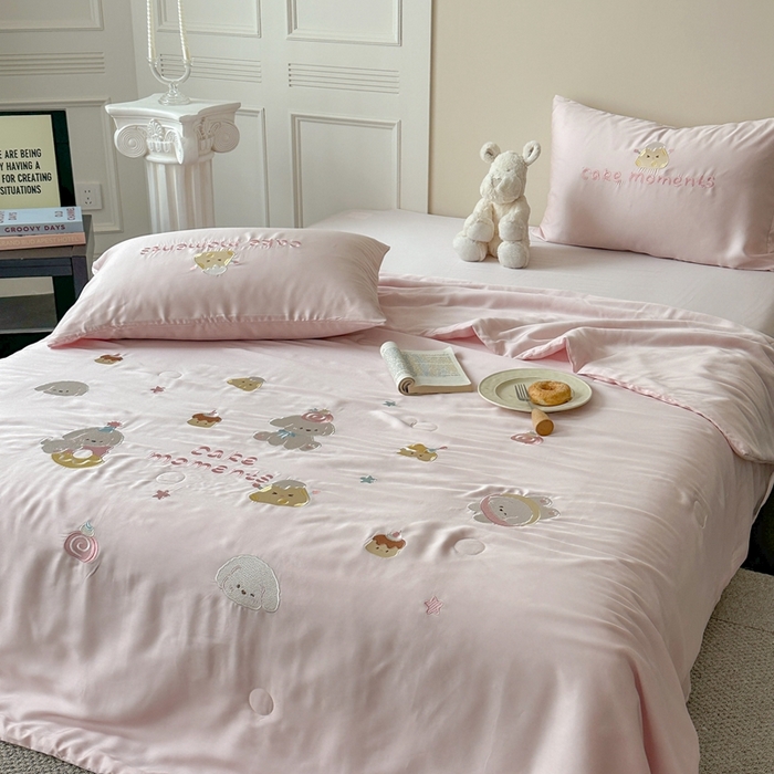 91家纺网 家纺一手货源 找家纺 柚子YOUTH 2025新款60S兰精天丝绣花大豆夏被四件套 甜甜圈小狗