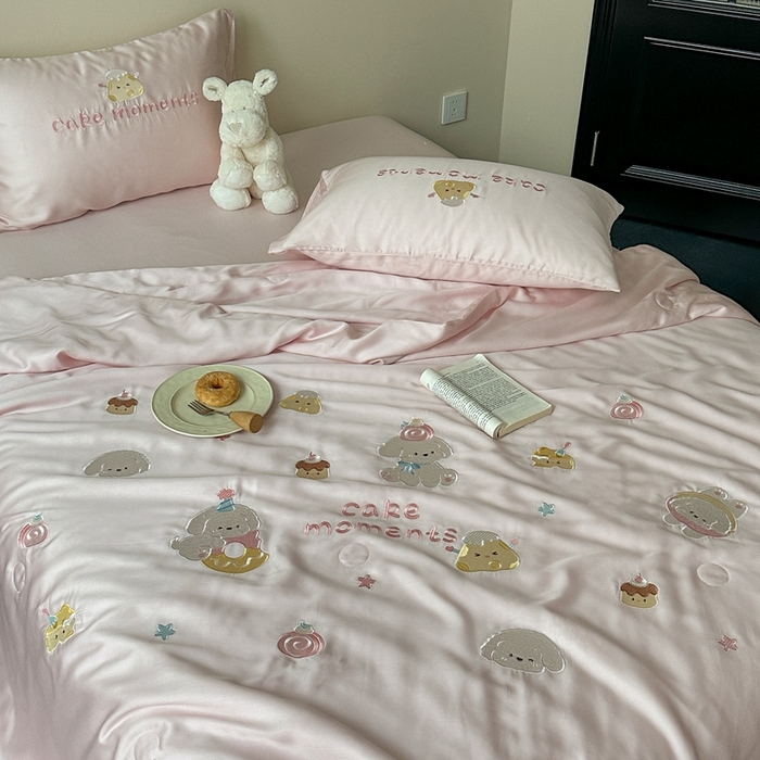 91家纺网 家纺一手货源 找家纺 柚子YOUTH 2025新款60S兰精天丝绣花大豆夏被四件套 甜甜圈小狗