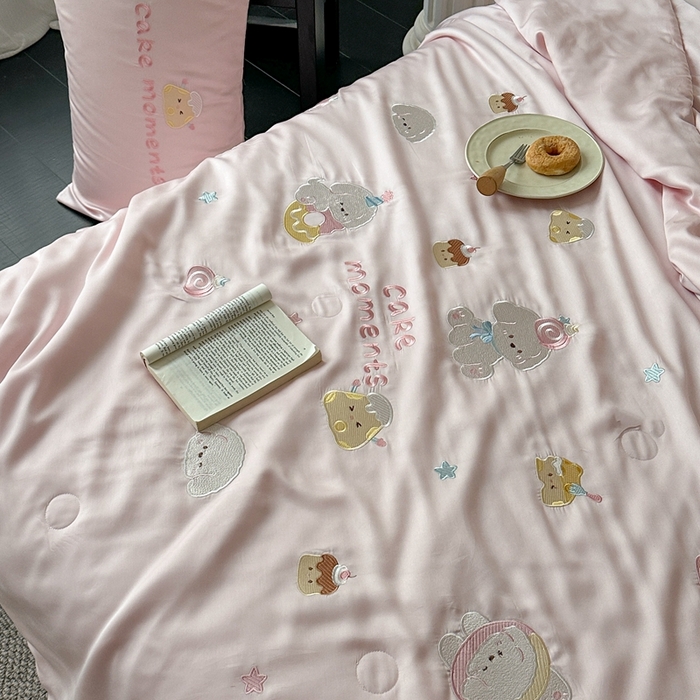 91家纺网 家纺一手货源 找家纺 柚子YOUTH 2025新款60S兰精天丝绣花大豆夏被四件套 甜甜圈小狗