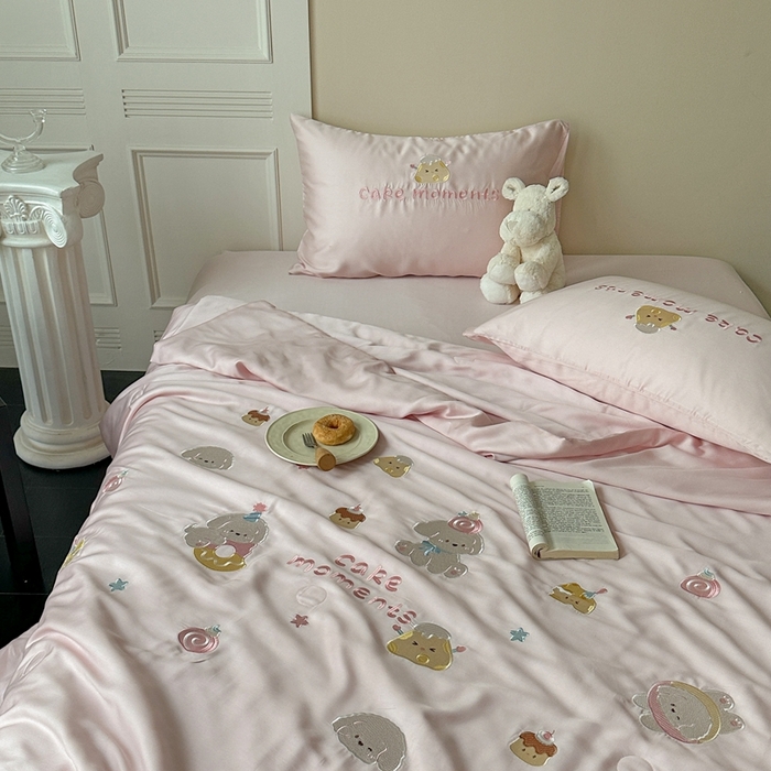 91家纺网 家纺一手货源 找家纺 柚子YOUTH 2025新款60S兰精天丝绣花大豆夏被四件套 甜甜圈小狗