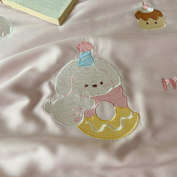 91家纺网 家纺一手货源 找家纺 柚子YOUTH 2025新款60S兰精天丝绣花大豆夏被四件套 甜甜圈小狗