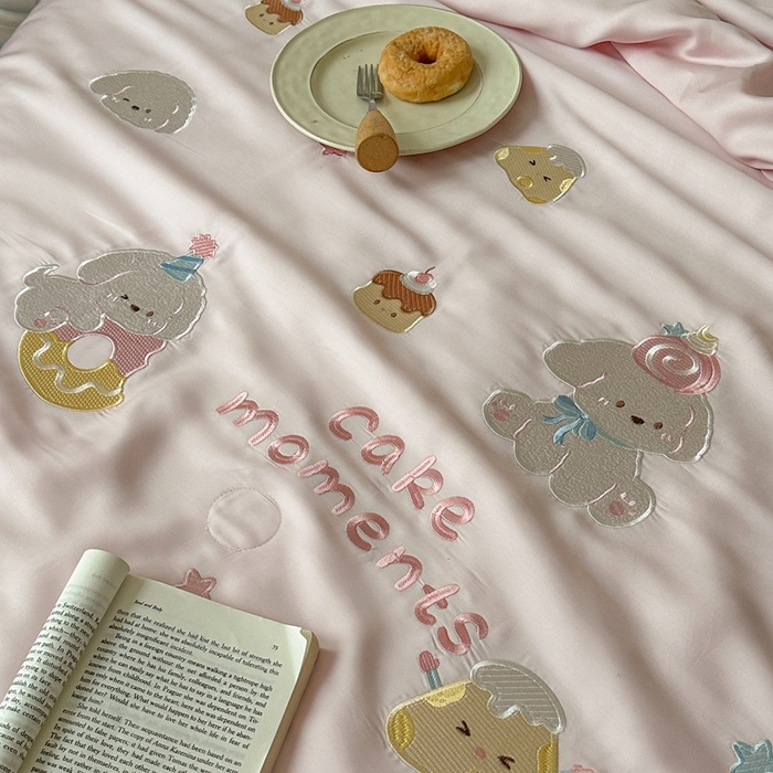 91家纺网 家纺一手货源 找家纺 柚子YOUTH 2025新款60S兰精天丝绣花大豆夏被四件套 甜甜圈小狗