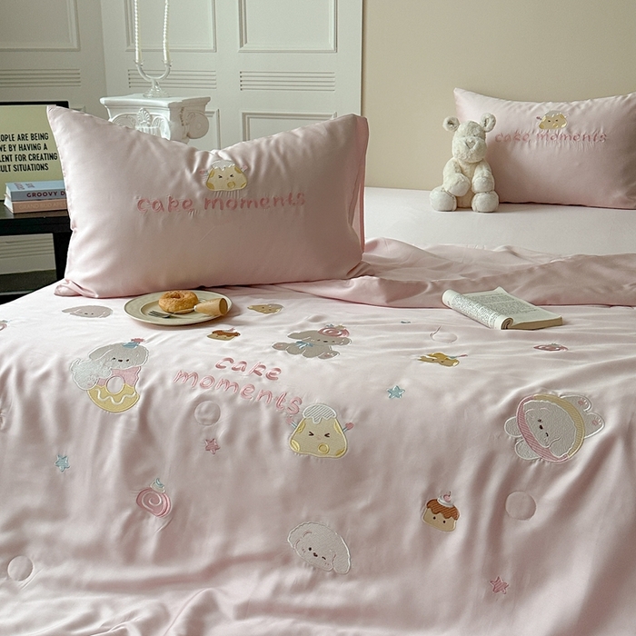 91家纺网 家纺一手货源 找家纺 柚子YOUTH 2025新款60S兰精天丝绣花大豆夏被四件套 甜甜圈小狗