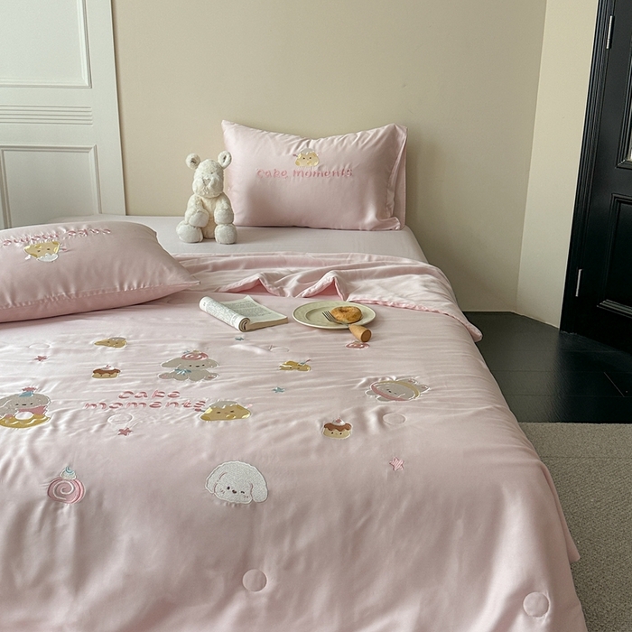 91家纺网 家纺一手货源 找家纺 柚子YOUTH 2025新款60S兰精天丝绣花大豆夏被四件套 甜甜圈小狗