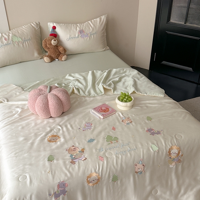 91家纺网 家纺一手货源 找家纺 柚子YOUTH 2025新款60S兰精天丝绣花大豆夏被四件套 小森林