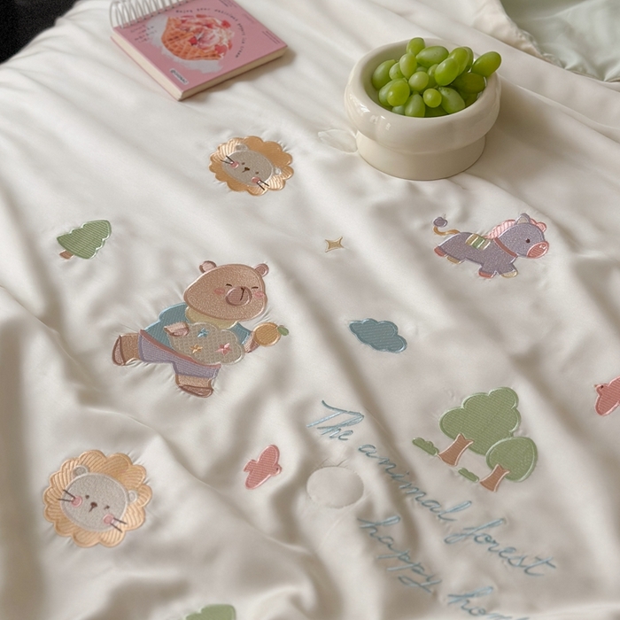 91家纺网 家纺一手货源 找家纺 柚子YOUTH 2025新款60S兰精天丝绣花大豆夏被四件套 小森林